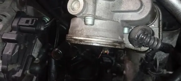 Volkswagen Golf V Throttle valve 038128063L
