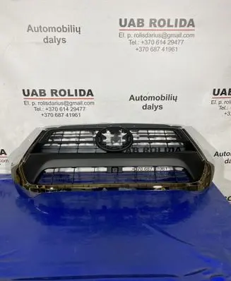 Toyota Hilux VIII Front bumper upper radiator grill