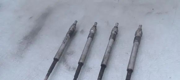 Volkswagen PASSAT B6 Glow plug N10579803