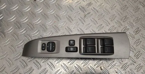 Toyota Prius (NHW20) Electric window control switch 8482047021
