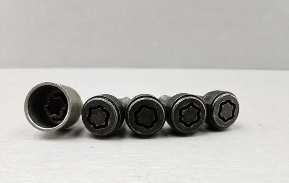 BMW 3 F30 F35 F31 Anti-theft wheel nuts and lock 2453961 36132453961 6792851