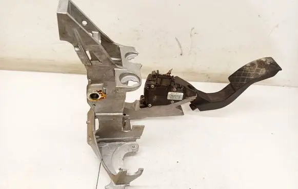 Skoda Superb B5 (3U) Accelerator throttle pedal 8D1721523F