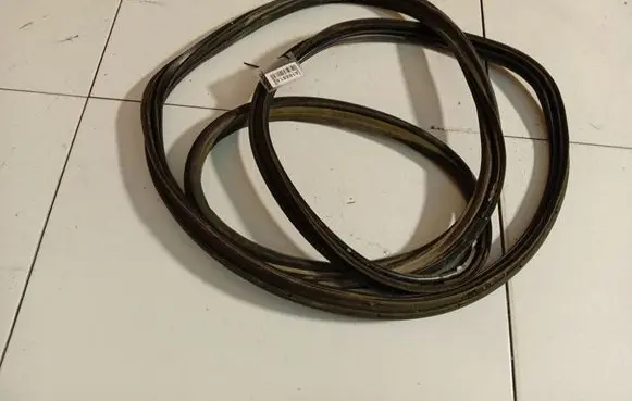 Toyota Avensis Verso Trunk rubber seal (body) 