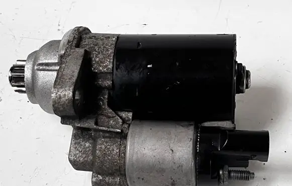 Volkswagen Golf V Starter motor 0001120408