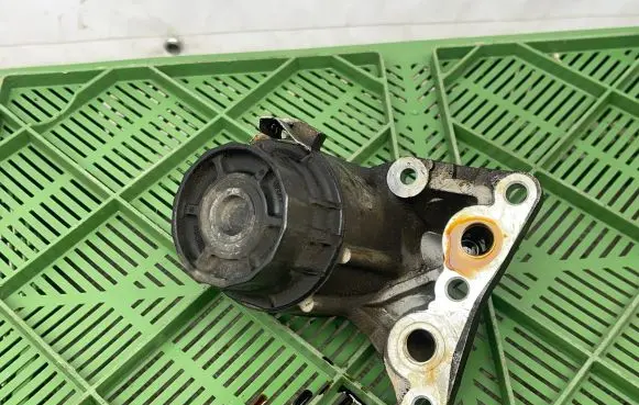 Toyota Auris E180 Oil filter cover 