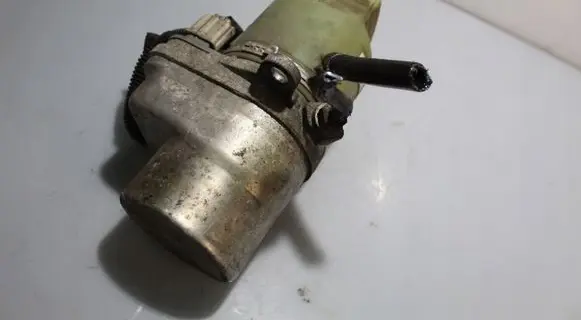 Ford Focus Power steering pump 4M513K514