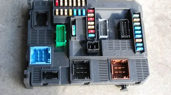 Peugeot 208 Fuse module 9807532080