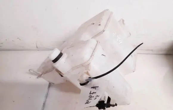 Windshield washer fluid reservoir/tank
