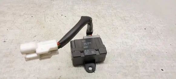 Toyota Avensis T250 Seat heating relay 875010W0100