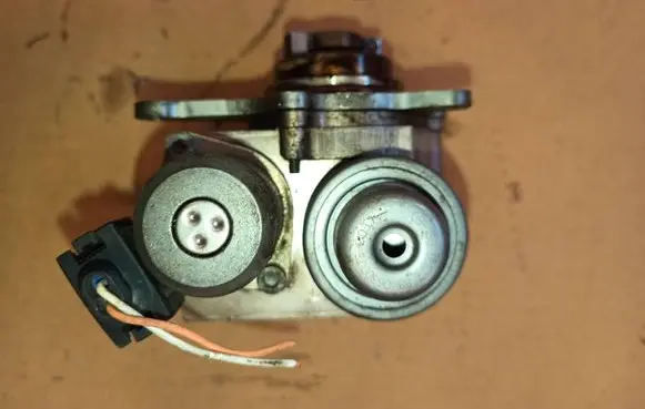 Peugeot 5008 Fuel injection high pressure pump V758887980
