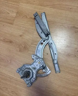 Volkswagen PASSAT B3 Front door manual window regulator 
