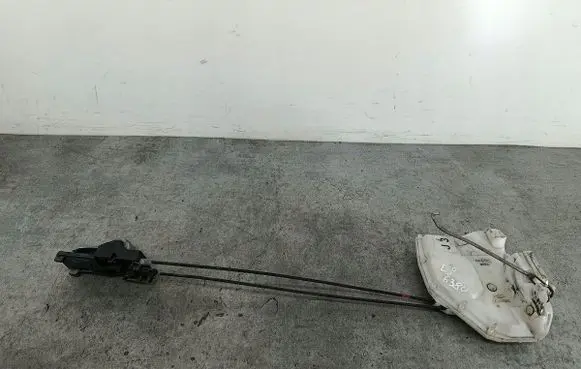 Suzuki Swift I Front door lock 