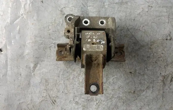 Jeep Patriot Engine mount bracket