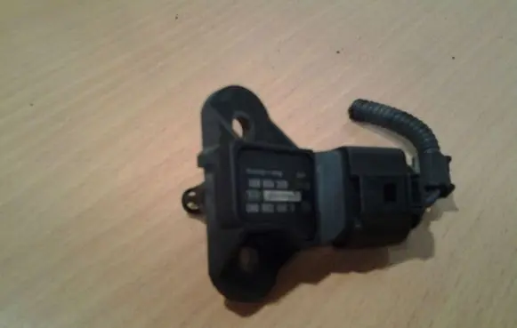 Volkswagen Golf V Air pressure sensor 03C906051 0261230095