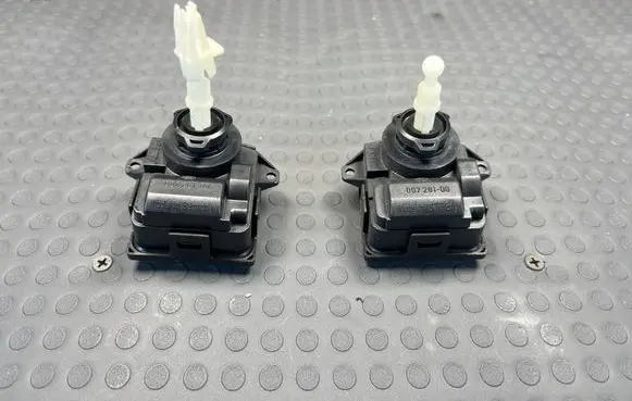 Headlight level adjustment motor