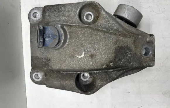 BMW 5 F10 F11 Engine mounting bracket 6777623