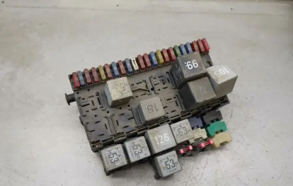 Volkswagen Golf III Fuse module 357937039