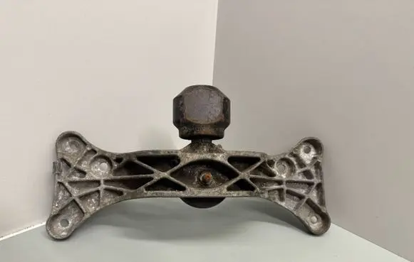 BMW 7 E38 Engine mounting bracket RT1092989