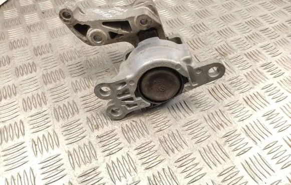 Nissan Qashqai Engine mount bracket