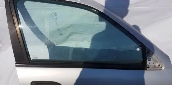 Nissan Primera Front door window glass four-door