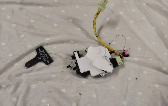 KIA Niro Fuel tank cap lock motor 