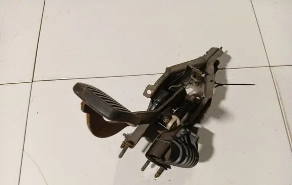 Saab 9-5 Clutch pedal 