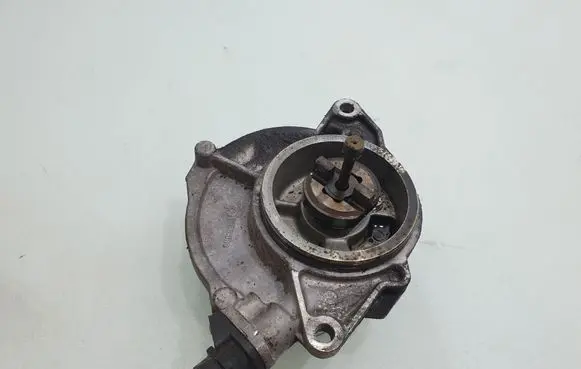 Volkswagen Touareg I Vacuum pump