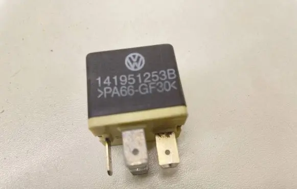 Volkswagen PASSAT B6 Other relay 141951253B