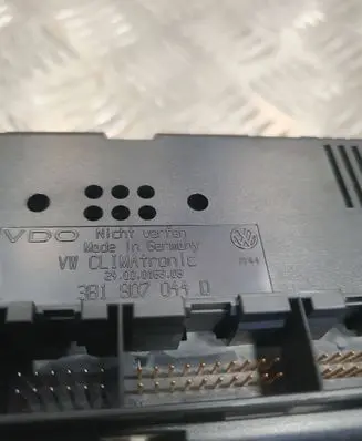 Volkswagen PASSAT B5 Climate control unit 3B1907044D 2400016303
