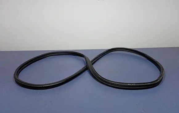 Trunk rubber seal (body)