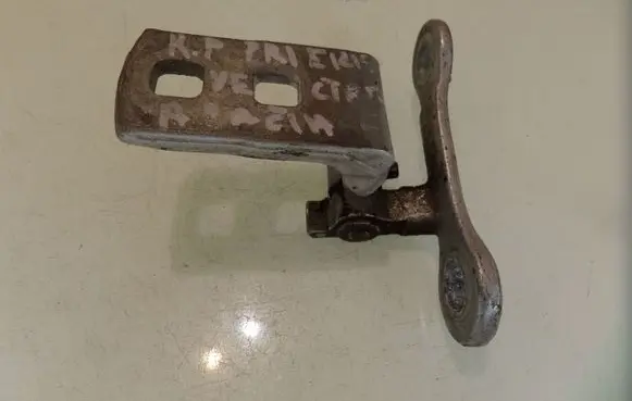 Opel Vectra C Front door lower hinge 