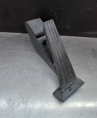 Accelerator throttle pedal