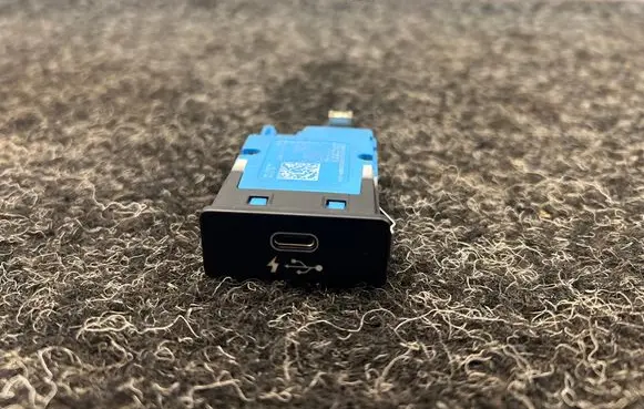 BMW 3 G20 G21 USB socket connector 8711939