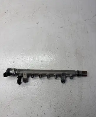Volkswagen Golf V Fuel injector supply line/pipe 