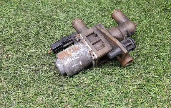 Mercedes-Benz Vito Viano W639 Coolant heater control valve 0018300684 1147412047