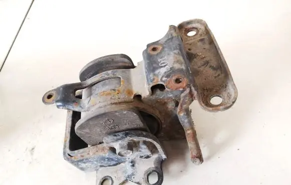 Hyundai Santa Fe Engine mount bracket