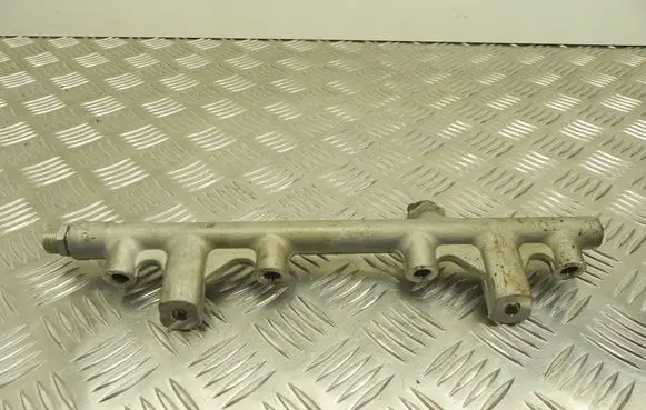 Audi Q5 SQ5 Fuel distributor 06Q133317B