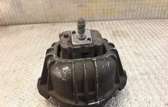 BMW 1 E81 E87 Engine mount bracket