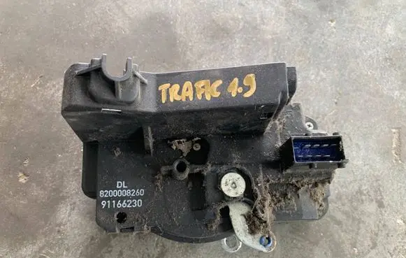 Renault Trafic II (X83) Front door lock 8200008260