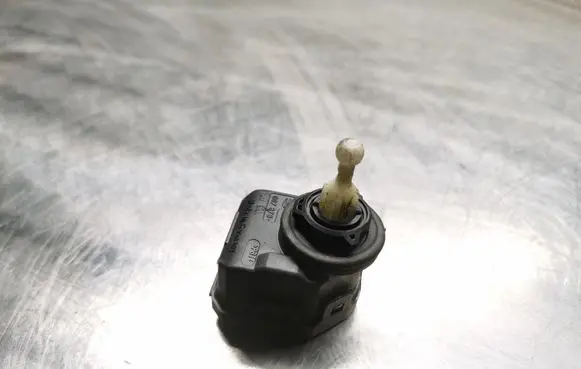 Headlight level adjustment motor