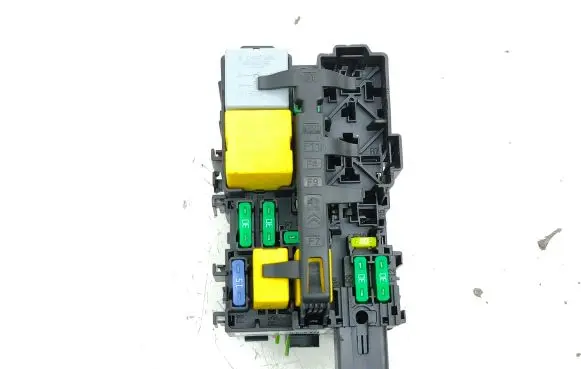 Peugeot 308 Fuse module 9806192580