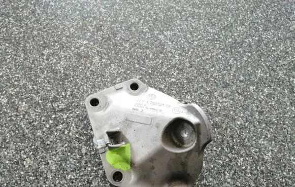 BMW 5 E60 E61 Engine mounting bracket 6768521