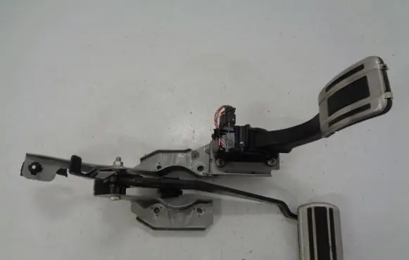 Peugeot 5008 II Pedal assembly 9813503180