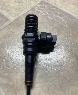 Seat Alhambra (Mk1) Fuel injector 038130073AC