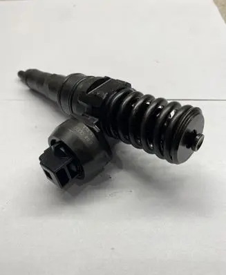 Volkswagen PASSAT B6 Fuel injector 038130073AG