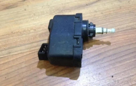 Headlight level adjustment motor