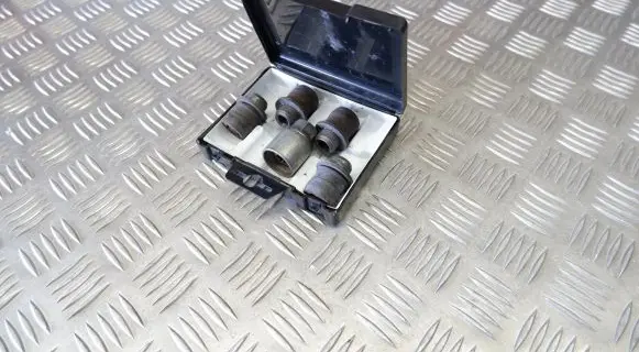 Toyota Prius+ (ZVW40) Anti-theft wheel nuts and lock PZ4AKEV906 PZ4AKEV90600