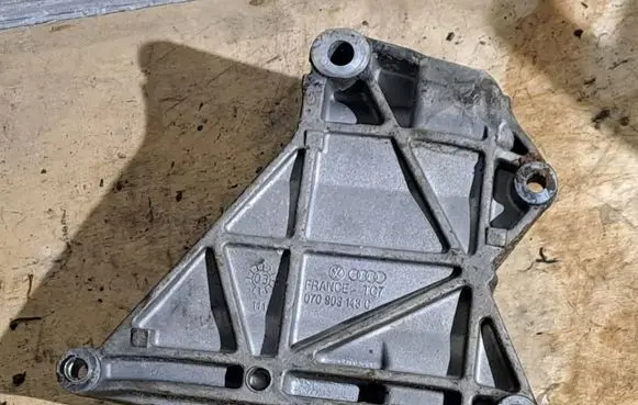 Volkswagen Touareg I Engine mounting bracket 070903143C