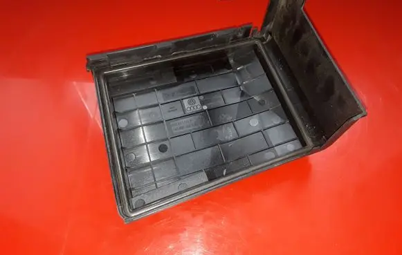 Skoda Superb B6 (3T) Fuse box cover 1K0937132F 1K0937132G