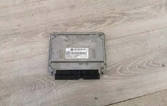 Volkswagen Golf V Engine control unit/module 06A906033EM